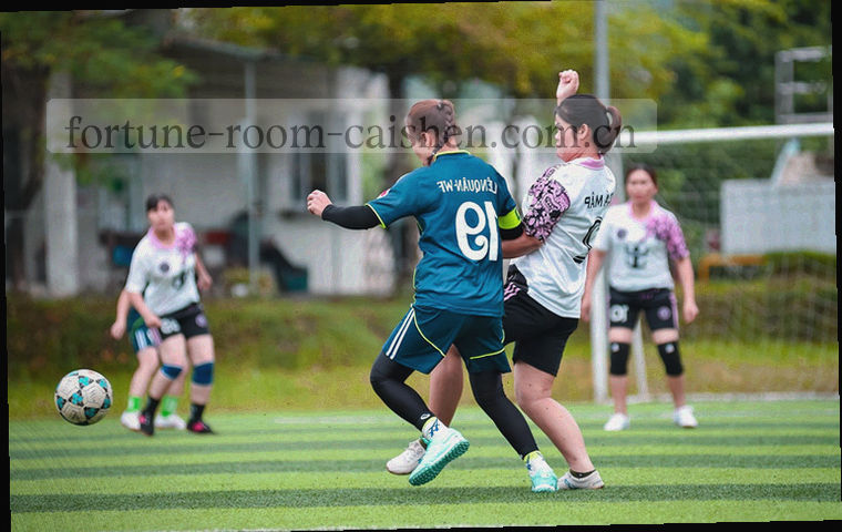麻将机、发牌机、筹码盘与计分屏四类设备及费用标签的图标组合插画
